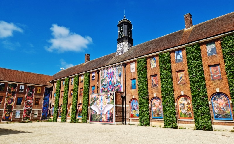 Embrace Building Wraps worked with Sandhurst Block in Hampshire, UK, to produce what is thought to be the UK’s largest outdoor art installation.